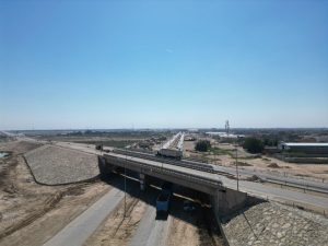الفرق المتخصصة في وزارة التخطيط تتابع ميدانيا مشروع إنشاء طريق الكوت الحولي في محافظة واسط