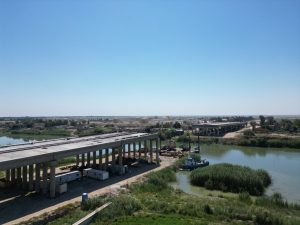 الفرق المتخصصة في وزارة التخطيط تتابع ميدانيا مشروع إنشاء جسر الكارضية في قضاء الكوت بمحافظة واسط