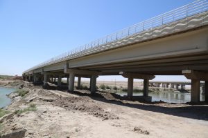 وزارة التخطيط تتابعُ ميدانيا مشروع إنشاء جسر البوعظم الكونكريتي في ذي قار
