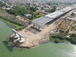 فريق مُشترك من وزارة التخطيط ومكتب رئيس مجلس الوزراء، يطلّع ميدانيا على مشروع إنشاء جسر شمال الناصرية في محافظة ذي قار