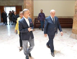 نائب رئيس مجلس الوزراء- وزير التخطيط يُجري جولة تفقدية في المتحف العراقي