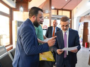 Read more about the article نائب رئيس مجلس الوزراء- وزير التخطيط، يُجري زيارة تفقدية لاستعلامات الوزارة الالكترونية ويلتقي عددا من المراجعين، ويوجه بانجاز قضاياهم