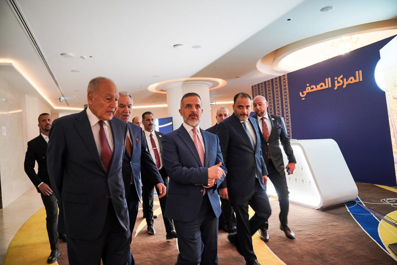 You are currently viewing نائب رئيس مجلس الوزراء- وزير التخطيط، يزور المركز الاعلامي للقمة العربية في بغداد