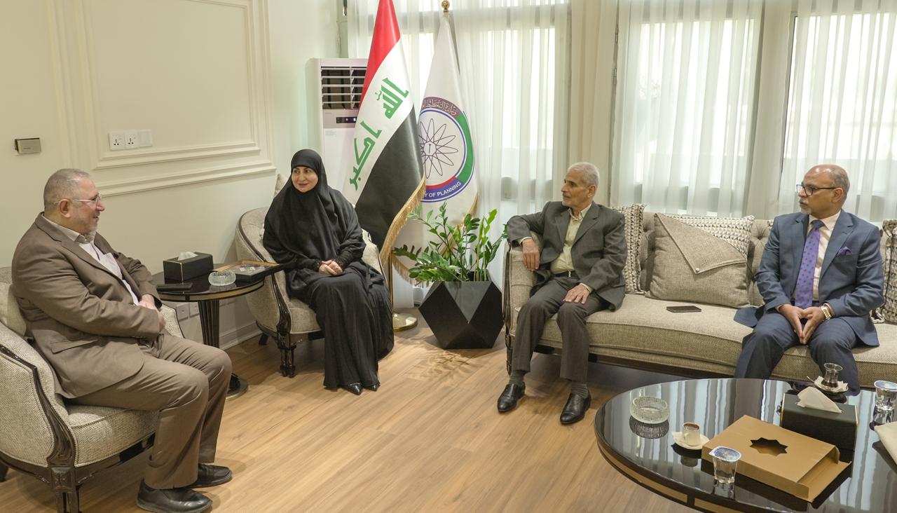 You are currently viewing وكيل وزارة التخطيط للشؤون الإدارية تستقبل وفد مركز كربلاء للدراسات والبحوث