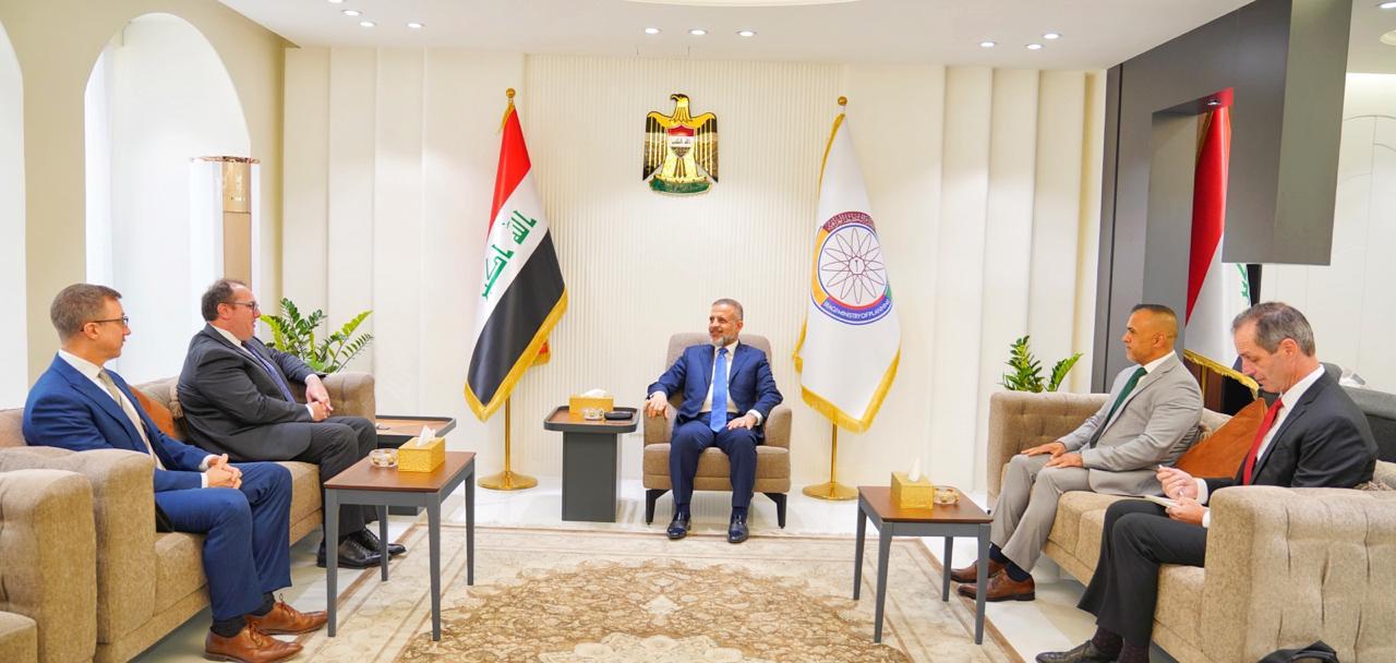You are currently viewing نائب رئيس مجلس الوزراء- وزير التخطيط يلتقي القائم بالأعمال الأمريكي في العراق ويبحثان آفاق التعاون المشترك