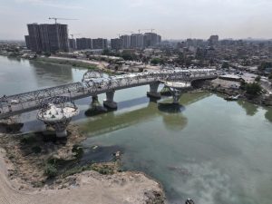 Read more about the article وزارة التخطيط تتابع ميدانياً الأعمال التكميلية لمشروع جسر المشاة الثابت في الكريعات – بغداد