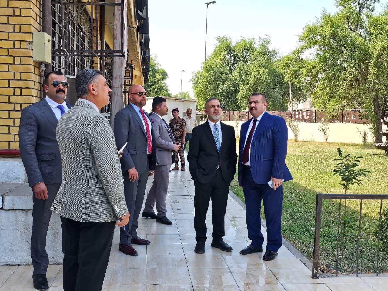 You are currently viewing نائب رئيس مجلس الوزراء – وزير التخطيط يزور المركز الوطني للتطوير الإداري ويتفقد سير العمل