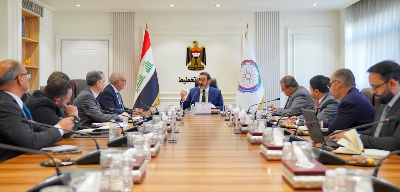 You are currently viewing وزير الصناعة والمعادن- وزير التخطيط وكالة يترأس اجتماعا حكوميا لتطوير الأداء وتحسين الإنتاج في قطاعي النفط والنقل